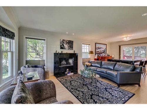 3515 2 Avenue Sw, Calgary, AB - Indoor Photo Showing Living Room With Fireplace