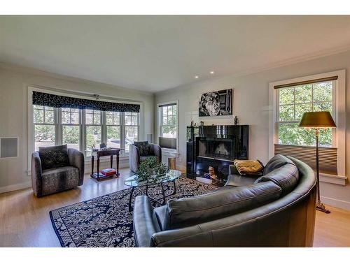 3515 2 Avenue Sw, Calgary, AB - Indoor Photo Showing Living Room With Fireplace