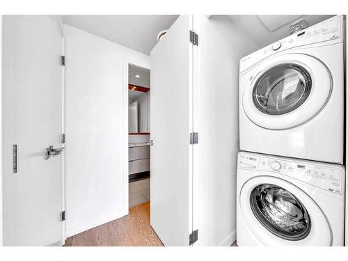 1208-128 2 Street Sw, Calgary, AB - Indoor Photo Showing Laundry Room