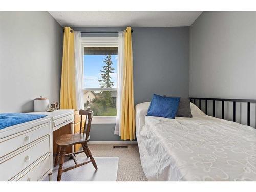 63-3200 60 Street Ne, Calgary, AB - Indoor Photo Showing Bedroom
