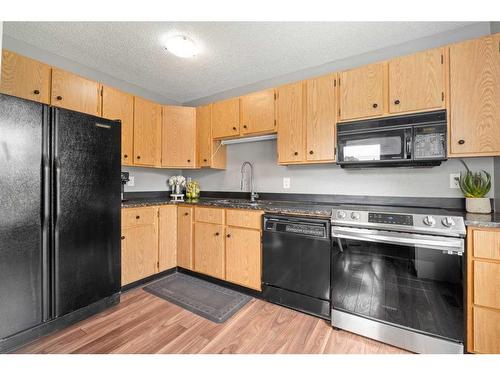 63-3200 60 Street Ne, Calgary, AB - Indoor Photo Showing Kitchen