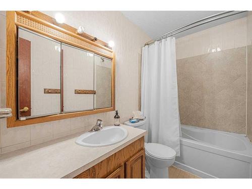 1791 66 Avenue Se, Calgary, AB - Indoor Photo Showing Bathroom