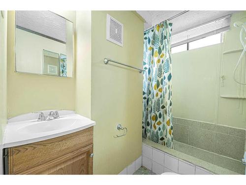 1791 66 Avenue Se, Calgary, AB - Indoor Photo Showing Bathroom