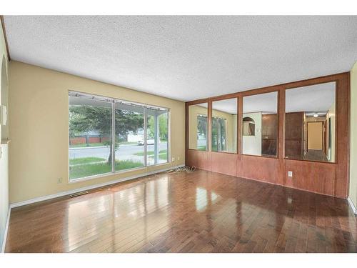 1791 66 Avenue Se, Calgary, AB - Indoor Photo Showing Other Room