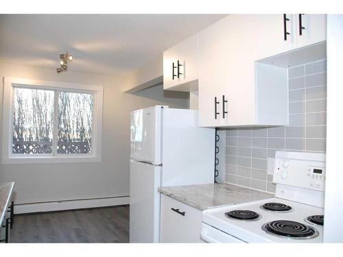 105 First Avenue East, Cochrane, AB - Indoor Photo Showing Kitchen