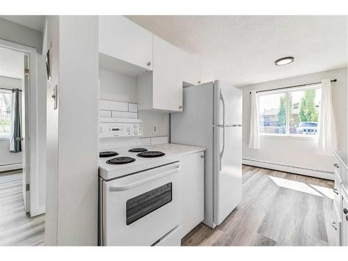 105 First Avenue East, Cochrane, AB - Indoor Photo Showing Kitchen