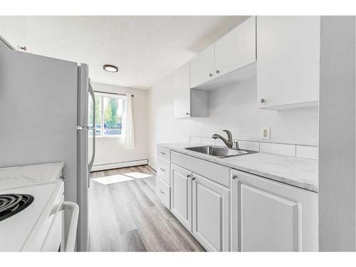 105 First Avenue East, Cochrane, AB - Indoor Photo Showing Kitchen