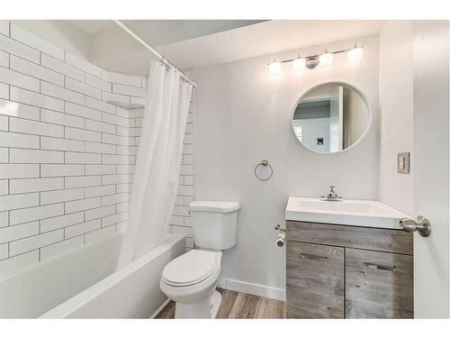 105 First Avenue East, Cochrane, AB - Indoor Photo Showing Bathroom