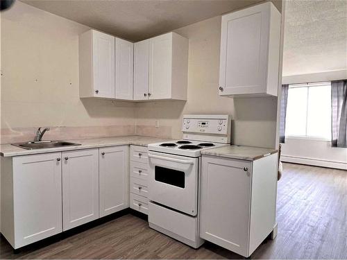 105 First Avenue East, Cochrane, AB - Indoor Photo Showing Kitchen