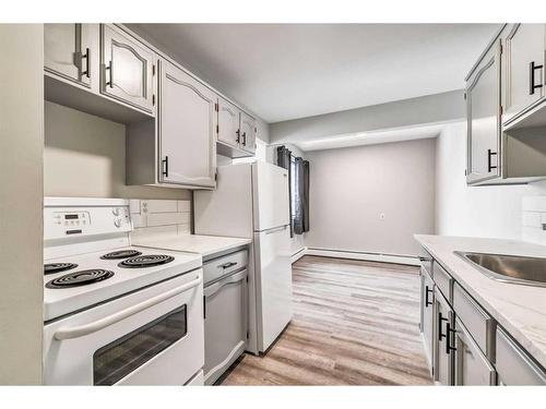 105 First Avenue East, Cochrane, AB - Indoor Photo Showing Kitchen