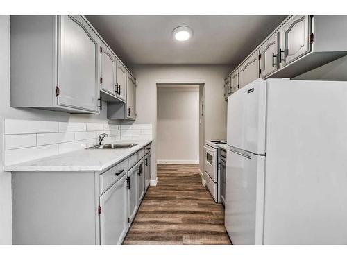 105 First Avenue East, Cochrane, AB - Indoor Photo Showing Kitchen