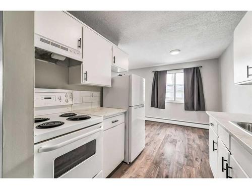 105 First Avenue East, Cochrane, AB - Indoor Photo Showing Kitchen