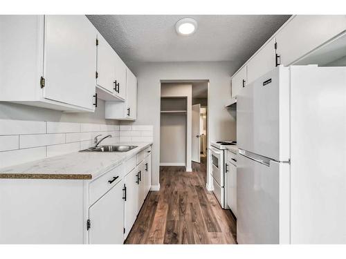 105 First Avenue East, Cochrane, AB - Indoor Photo Showing Kitchen