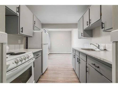 105 First Avenue East, Cochrane, AB - Indoor Photo Showing Kitchen