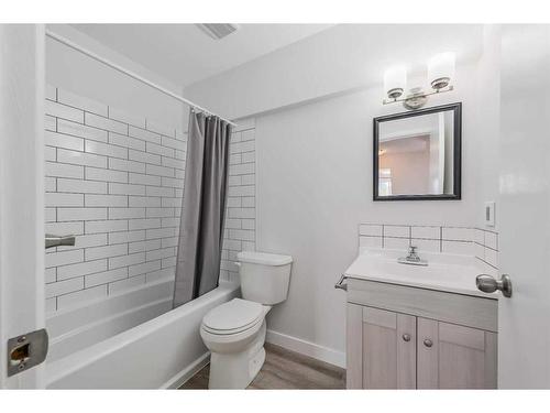 105 First Avenue East, Cochrane, AB - Indoor Photo Showing Bathroom