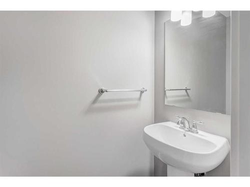 209 Kingsmere Cove Se, Airdrie, AB - Indoor Photo Showing Bathroom