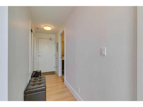 301-1087 2 Avenue Nw, Calgary, AB - Indoor Photo Showing Other Room