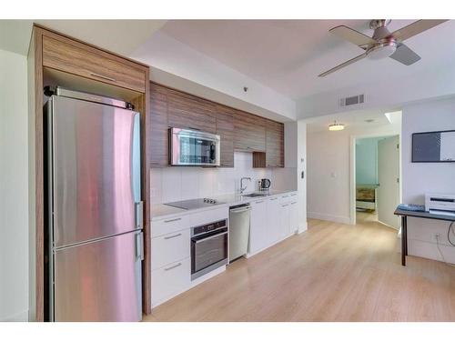 301-1087 2 Avenue Nw, Calgary, AB - Indoor Photo Showing Kitchen