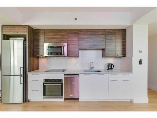 301-1087 2 Avenue Nw, Calgary, AB - Indoor Photo Showing Kitchen