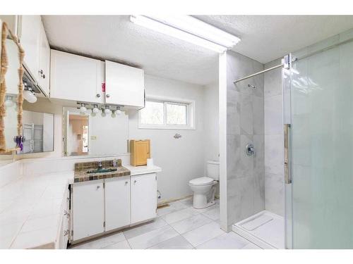 224032 Hwy 9 Highway, Rural Kneehill County, AB - Indoor Photo Showing Bathroom