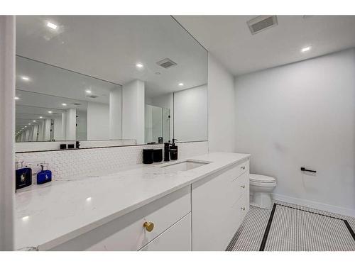 510-8505 Broadcast Avenue Sw, Calgary, AB - Indoor Photo Showing Bathroom