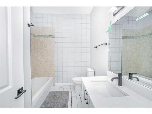 6403 Centre Street Nw, Calgary, AB - Indoor Photo Showing Bathroom