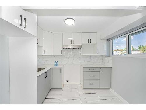 6403 Centre Street Nw, Calgary, AB - Indoor Photo Showing Kitchen