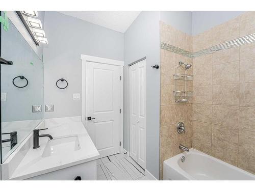 6403 Centre Street Nw, Calgary, AB - Indoor Photo Showing Bathroom