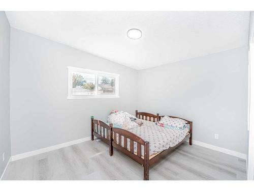 6403 Centre Street Nw, Calgary, AB - Indoor Photo Showing Bedroom