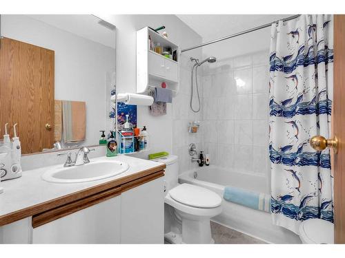 28 Martinwood Way Ne, Calgary, AB - Indoor Photo Showing Bathroom