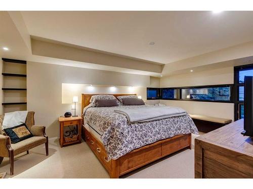2225 4 Avenue Nw, Calgary, AB - Indoor Photo Showing Bedroom