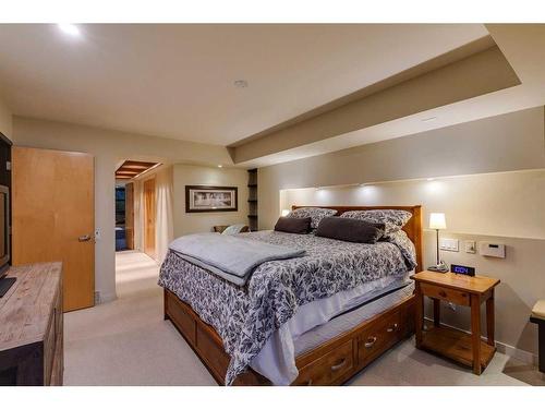 2225 4 Avenue Nw, Calgary, AB - Indoor Photo Showing Bedroom