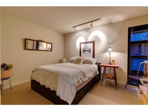 2225 4 Avenue Nw, Calgary, AB - Indoor Photo Showing Bedroom