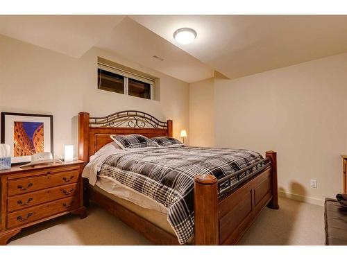 2225 4 Avenue Nw, Calgary, AB - Indoor Photo Showing Bedroom