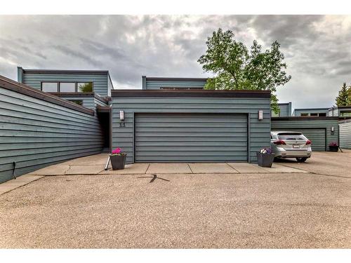 11-2200 Varsity Estates Drive Nw, Calgary, AB - Outdoor