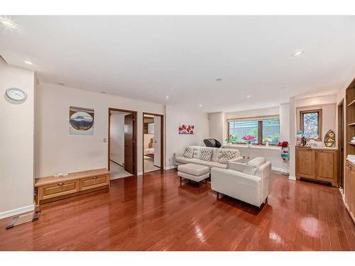 11-2200 Varsity Estates Drive Nw, Calgary, AB - Indoor Photo Showing Living Room