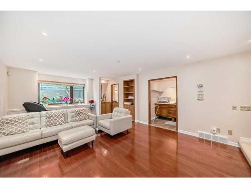 11-2200 Varsity Estates Drive Nw, Calgary, AB - Indoor Photo Showing Living Room