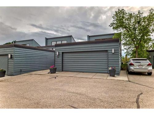 11-2200 Varsity Estates Drive Nw, Calgary, AB - Outdoor