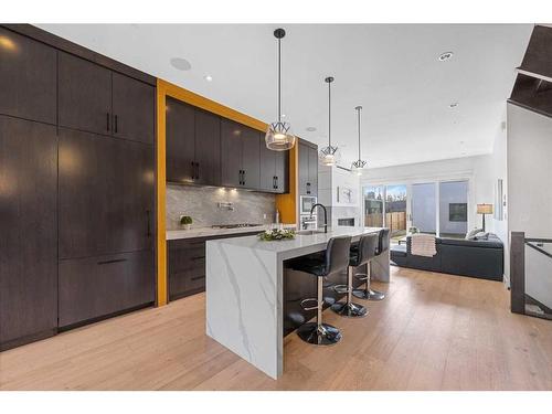 129 7 Avenue Ne, Calgary, AB - Indoor Photo Showing Kitchen With Upgraded Kitchen