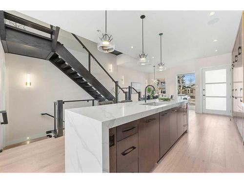 129 7 Avenue Ne, Calgary, AB - Indoor Photo Showing Kitchen With Upgraded Kitchen