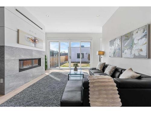 129 7 Avenue Ne, Calgary, AB - Indoor Photo Showing Living Room With Fireplace