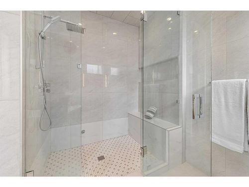 129 7 Avenue Ne, Calgary, AB - Indoor Photo Showing Bathroom