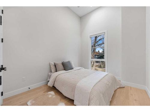 129 7 Avenue Ne, Calgary, AB - Indoor Photo Showing Bedroom