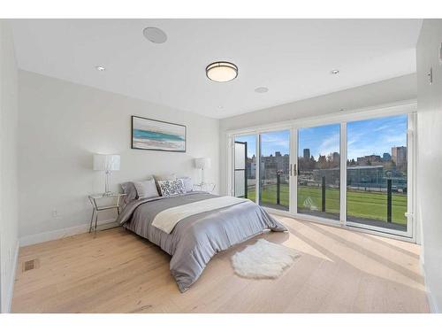 129 7 Avenue Ne, Calgary, AB - Indoor Photo Showing Bedroom