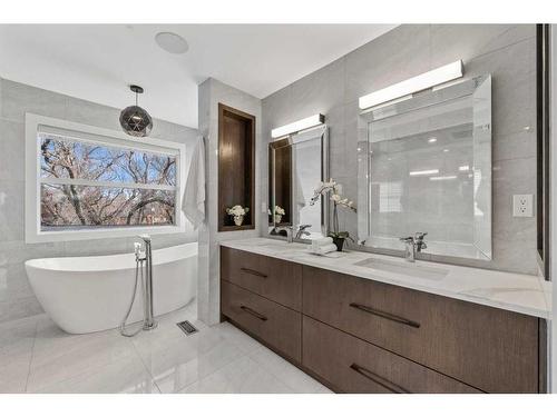 129 7 Avenue Ne, Calgary, AB - Indoor Photo Showing Bathroom