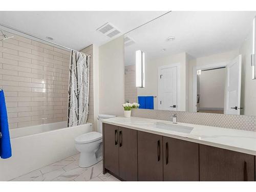 129 7 Avenue Ne, Calgary, AB - Indoor Photo Showing Bathroom