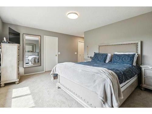 850 37 Street Nw, Calgary, AB - Indoor Photo Showing Bedroom