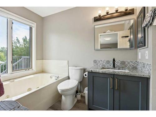 850 37 Street Nw, Calgary, AB - Indoor Photo Showing Bathroom