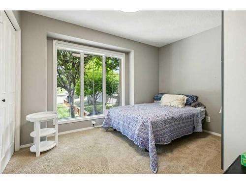 850 37 Street Nw, Calgary, AB - Indoor Photo Showing Bedroom