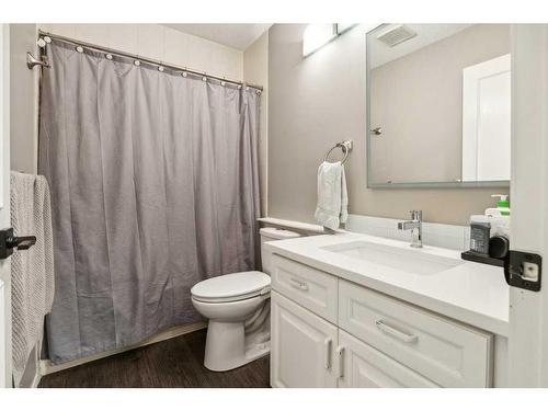 850 37 Street Nw, Calgary, AB - Indoor Photo Showing Bathroom